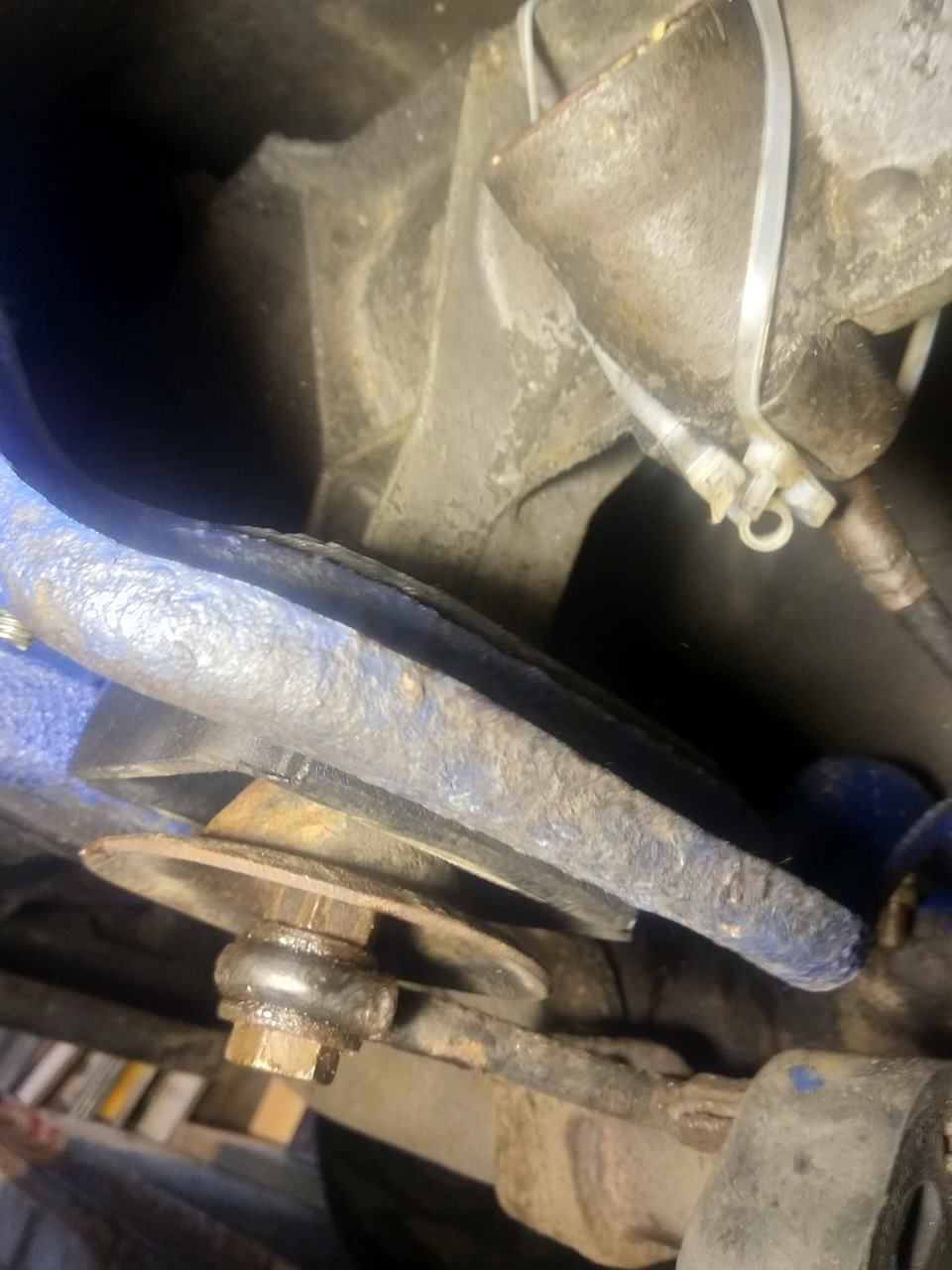 Заміна подушки коробки передач Ford Sierra 3