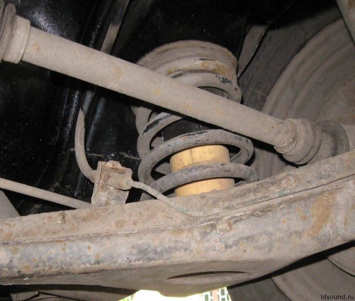 10. Нові задні відбійники на FORD Sierra (седан) Leaderparts D788H 3