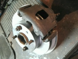 Встановлення захисту передніх гальмівних дисків. Початок. 4