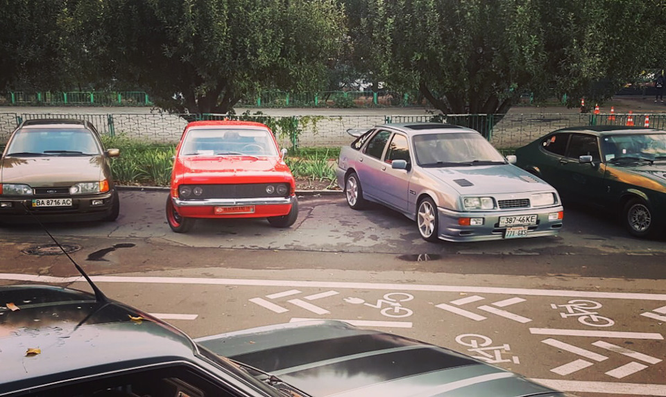 Осінній old car land 4