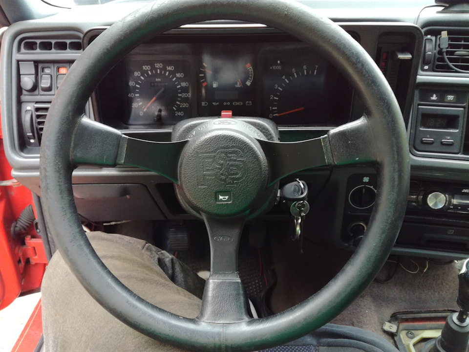 Руль Ford RS (перефарбував у чорний мат) 1