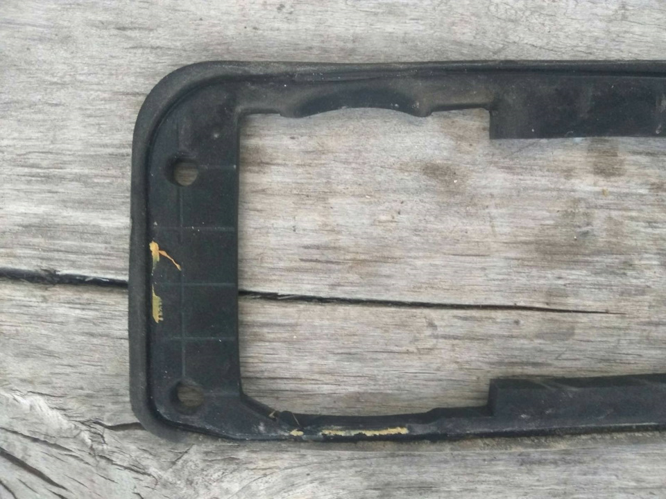 Заміна ущільнювальної гумки задньої фари 3
