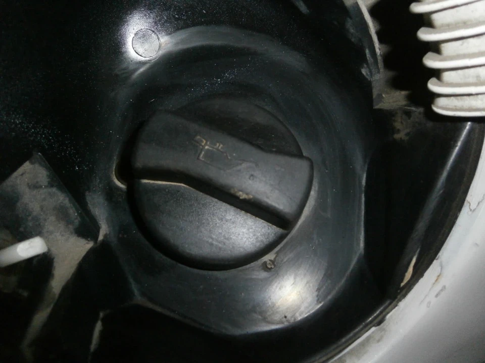 Нарешті замінив кришку бензобака.