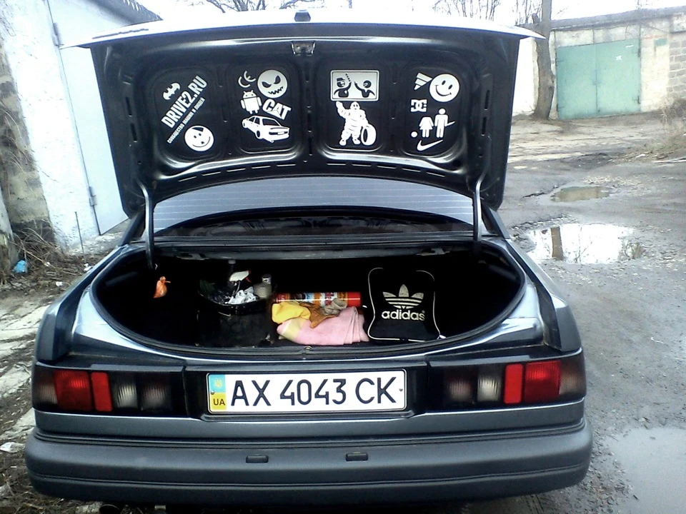 Забомбив кришку багажника)