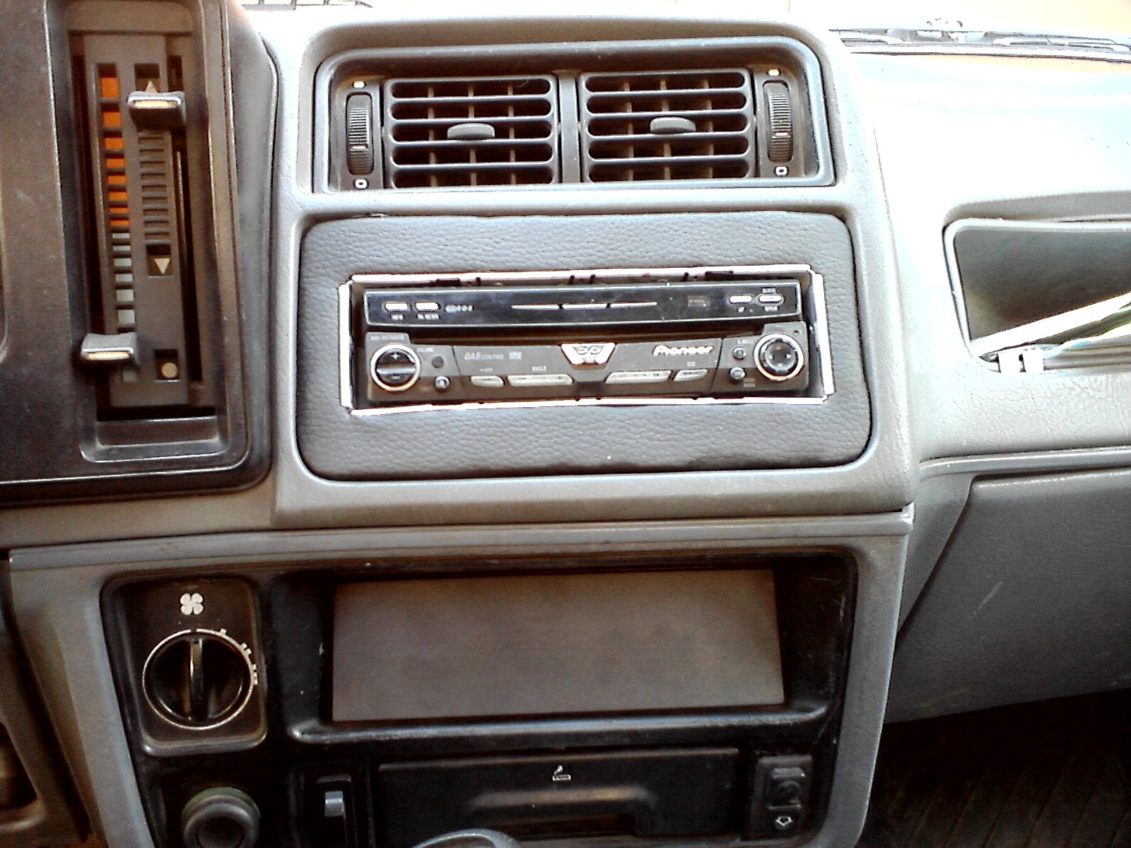 Установка Pioneer AVH-P5700DVD 1