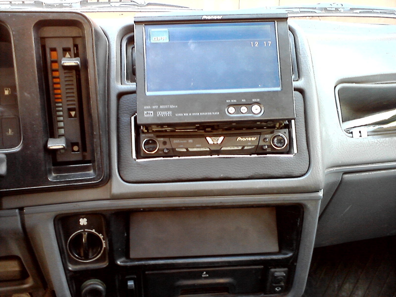Установка Pioneer AVH-P5700DVD 2
