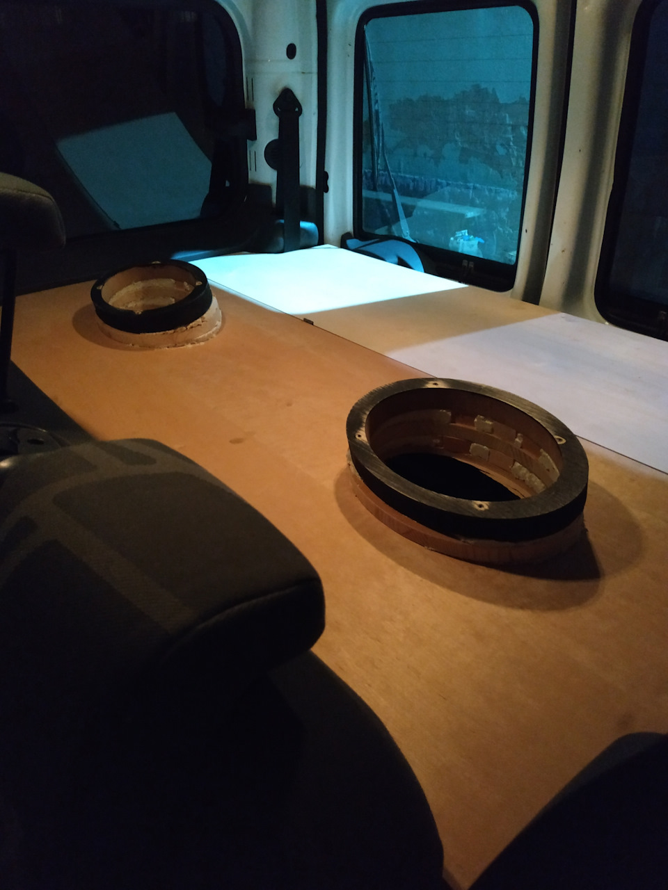 Полочка під динаміки 3