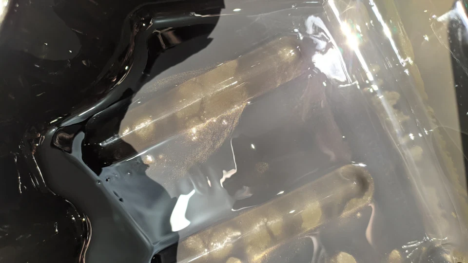 золотиста стружка в піддоні