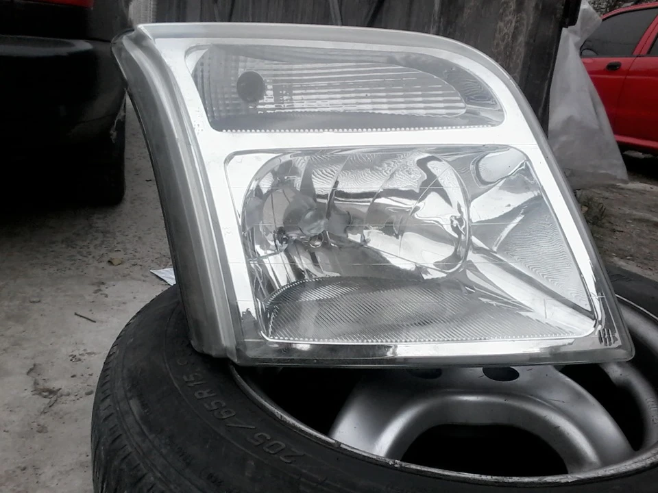 Продам фару от Ford Transit Connect