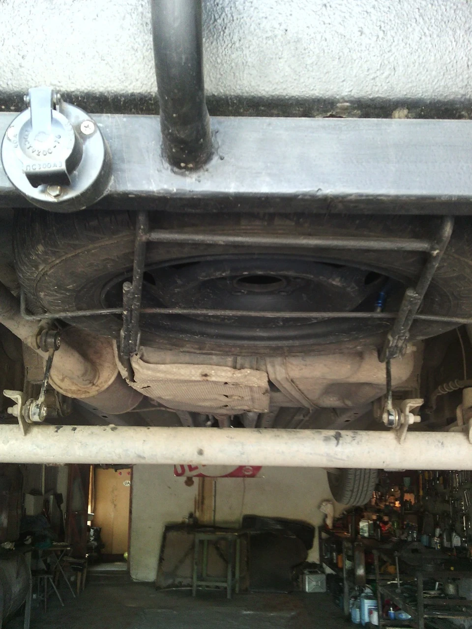 Запаска тепер без лебідки.