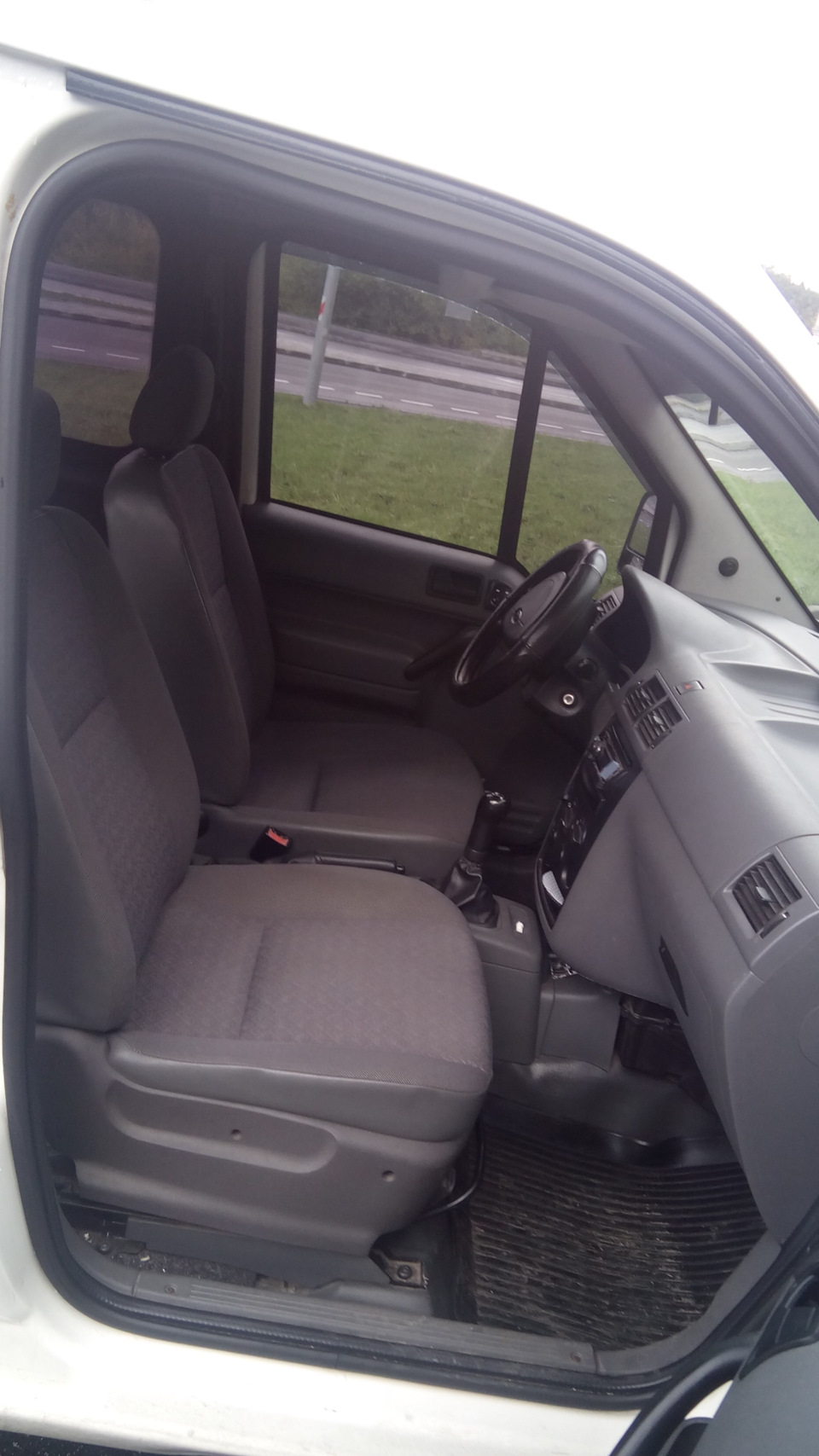 Салон Ford Connect 4
