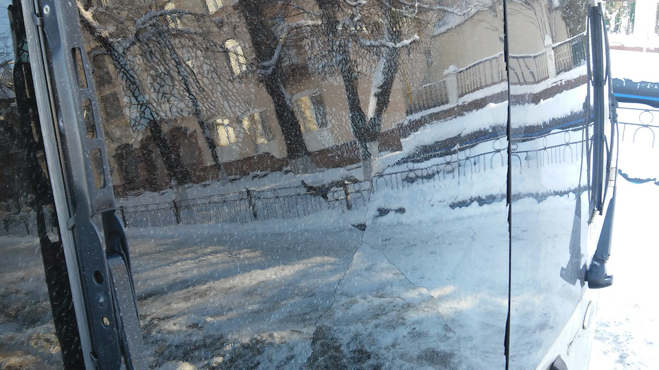 Безпричинно лопнуло скло задньої оранки ... ((( 3