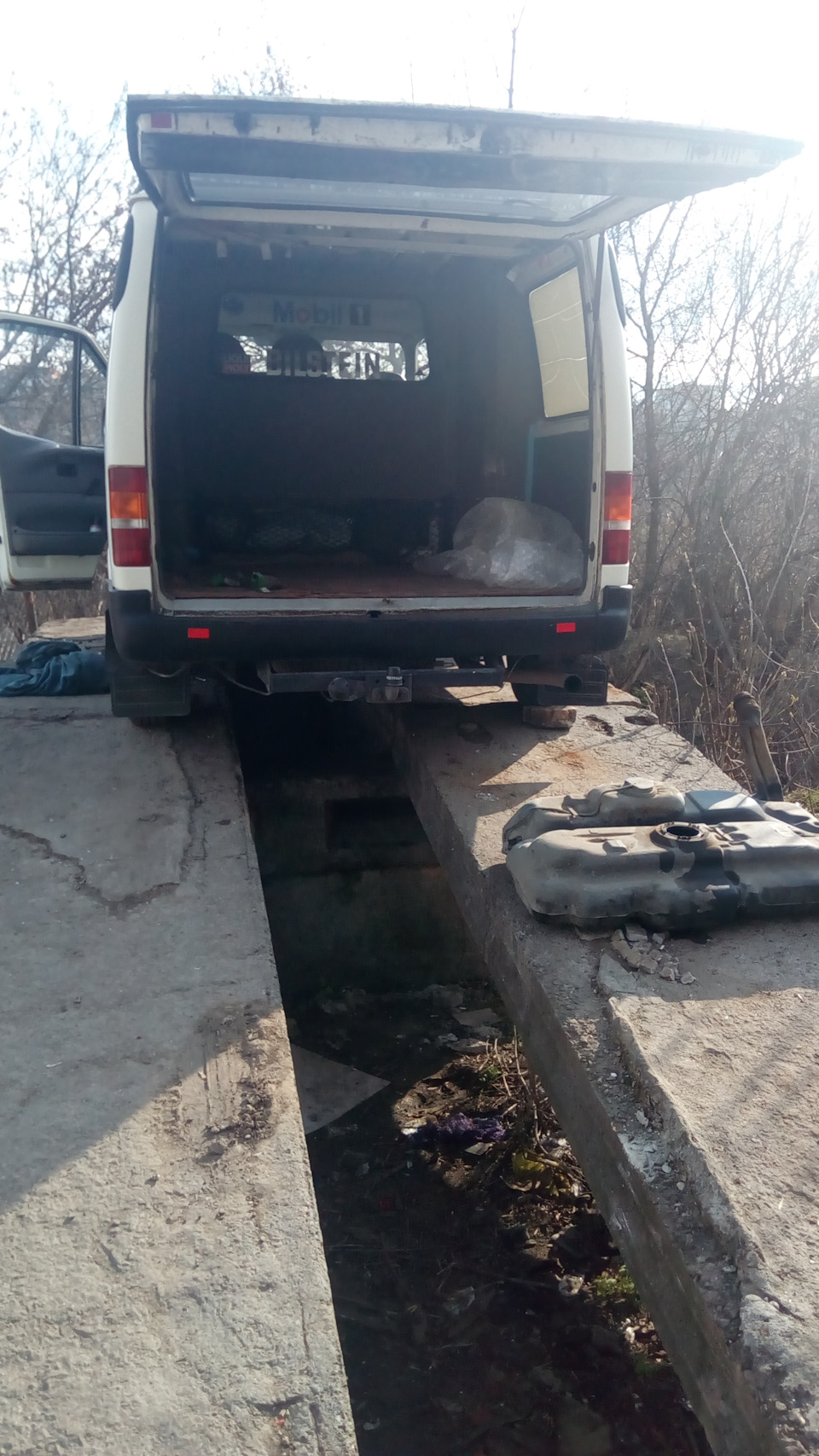 Зливають паливо 1