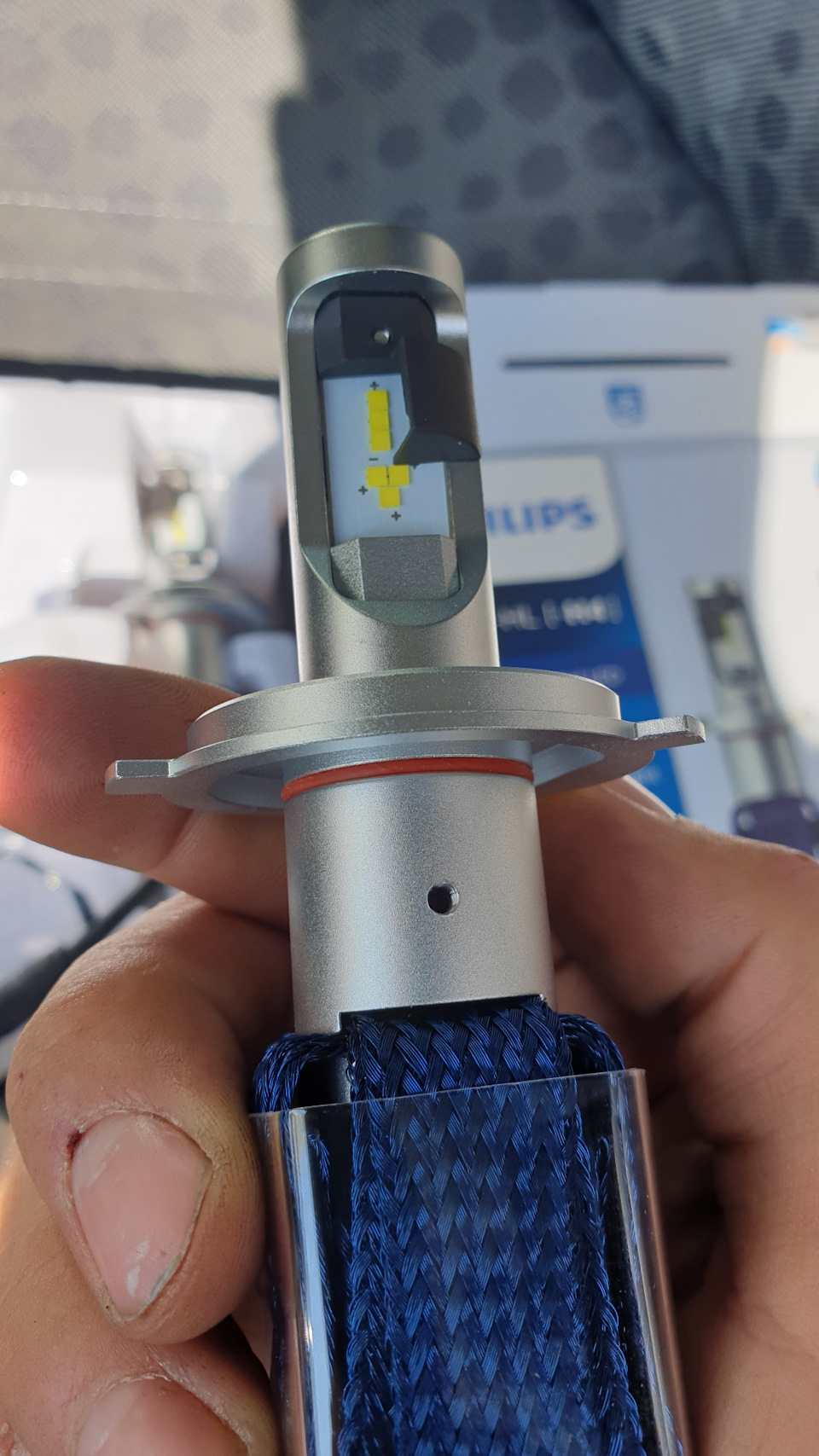 Led Philips у фари головного світла 2