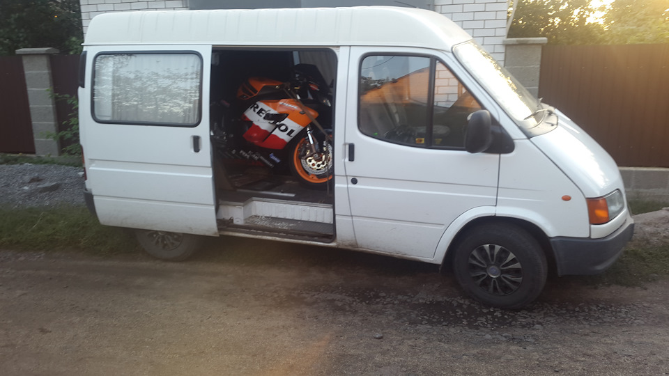 37. У нашому Ford Transit 270 кінських сил 4
