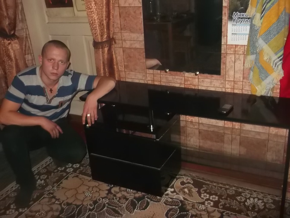 Домашній кінотеатр + саморобна тумбочка під телевізор 5