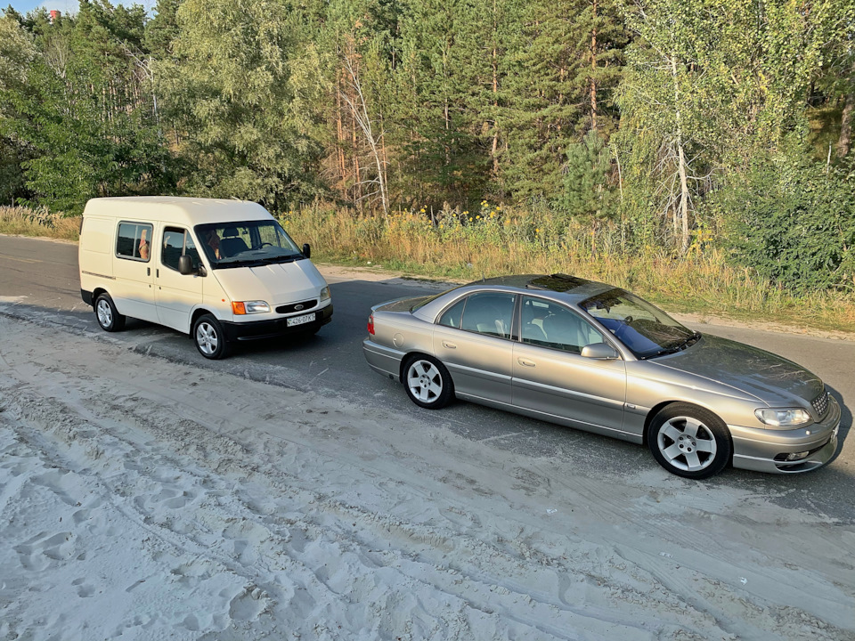 Фото Ford Transit та Opel Omega B 4