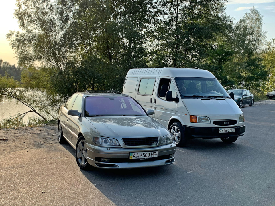 Фото Ford Transit та Opel Omega B 2