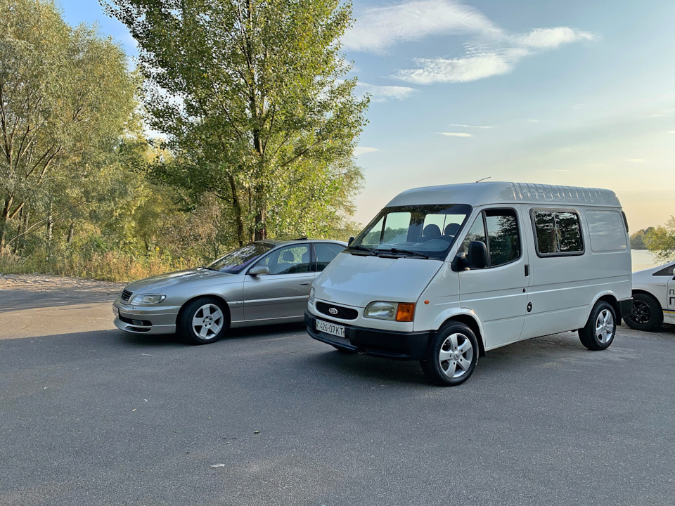 Фото Ford Transit та Opel Omega B 1