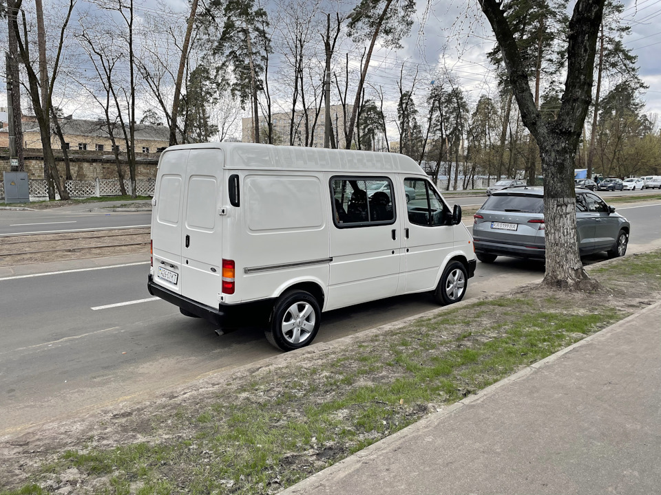 До сезону готові. Свіжі фото Ford Transit 5