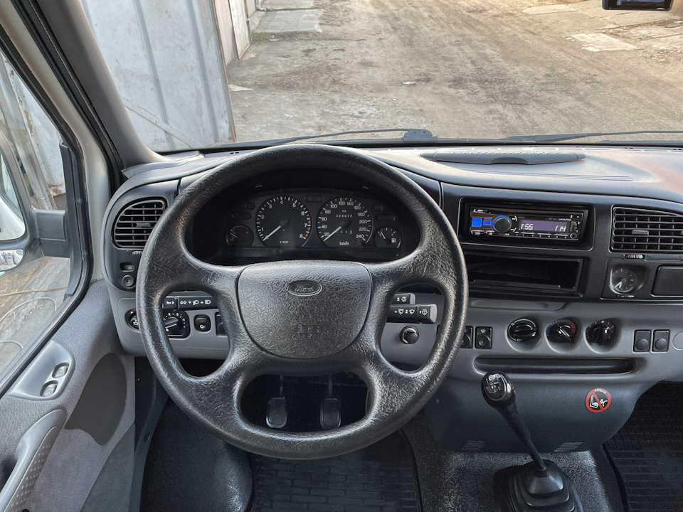 До сезону готові. Свіжі фото Ford Transit 4