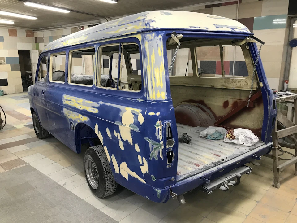 Довго не міг визначитися з відтінком синього кольору.