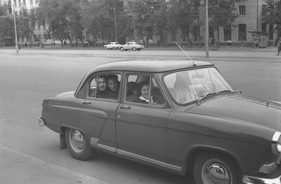 Волги на вулицях радянського Дніпропетровська 1