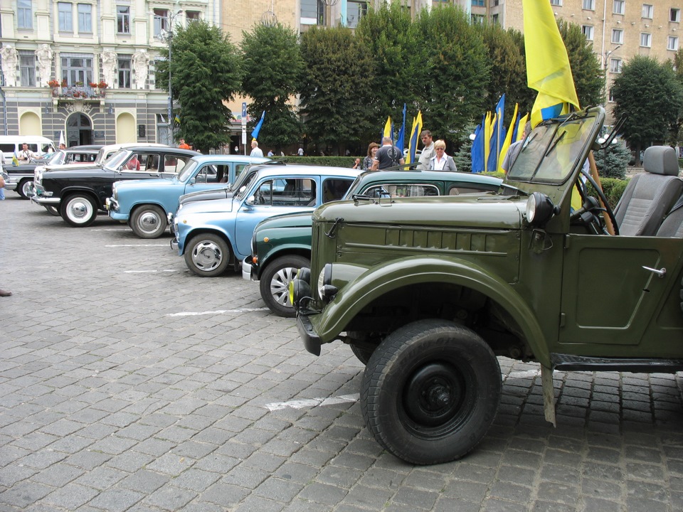 Брав участь у ретро-пробігу. 3