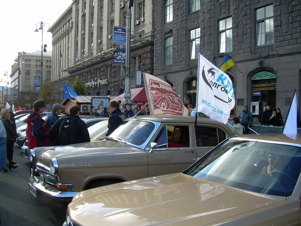 Дружня зустріч клубів на Хрещатику в день автомобіліста 2006. Частина-1.