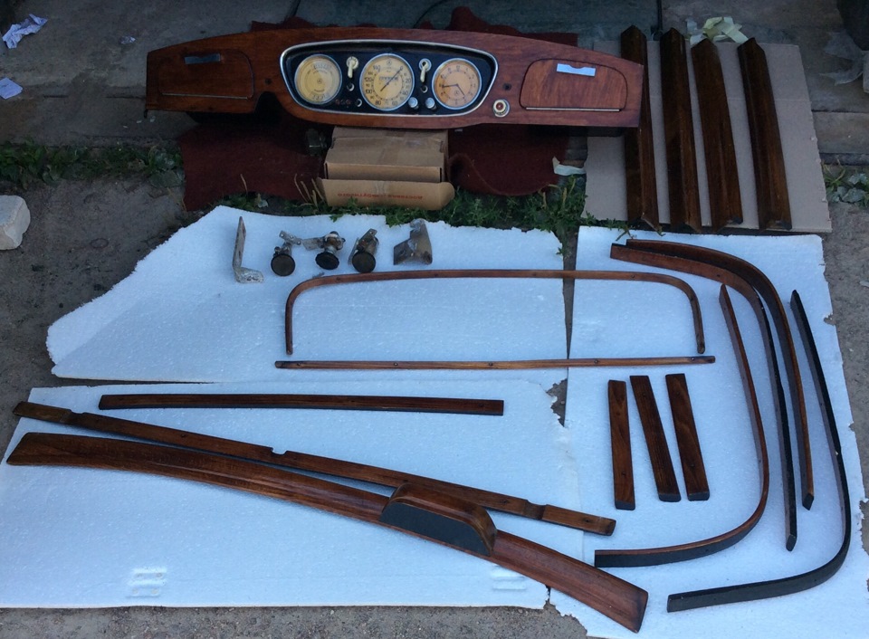 Запчастини на довоєнний Mercedes 230 W143 1