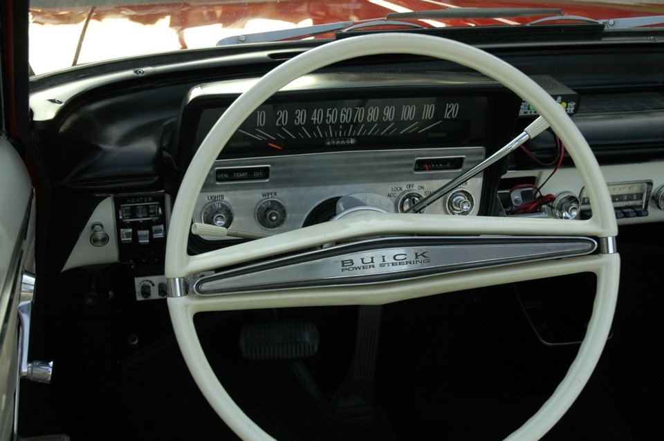 кермо від 1961 Buick Skylark Convertible. 2