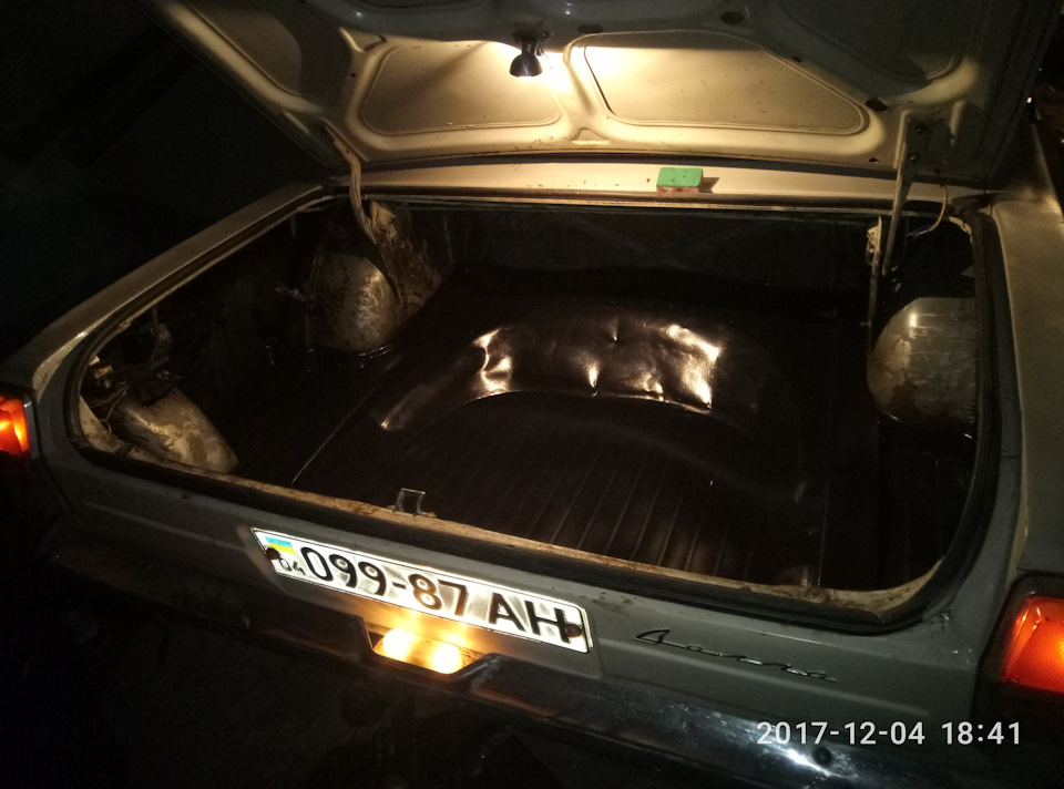 Килимок багажника, гумовий газ 24 та аптечка 3