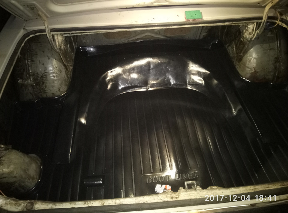 Килимок багажника, гумовий газ 24 та аптечка 4