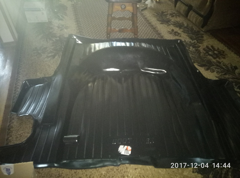 Килимок багажника, гумовий газ 24 та аптечка 1