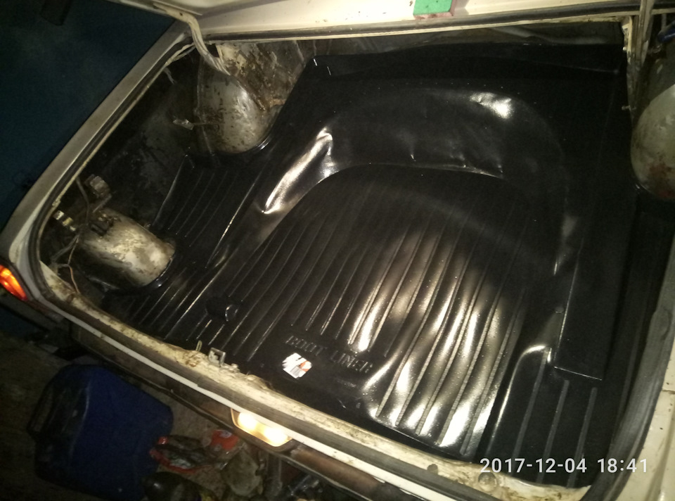 Килимок багажника, гумовий газ 24 та аптечка 5