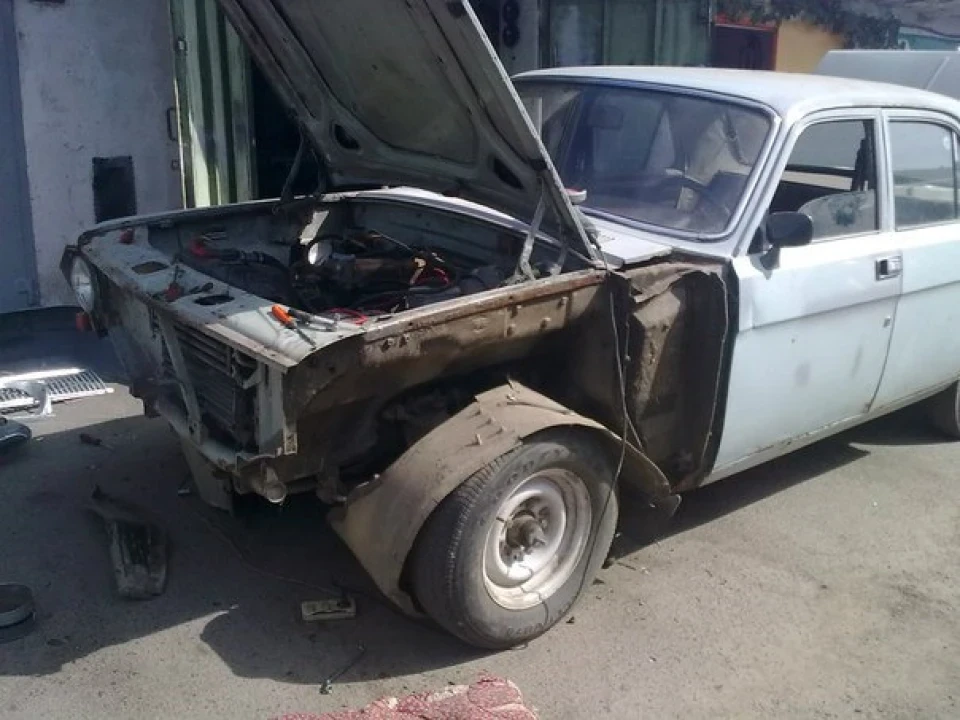 і помчала