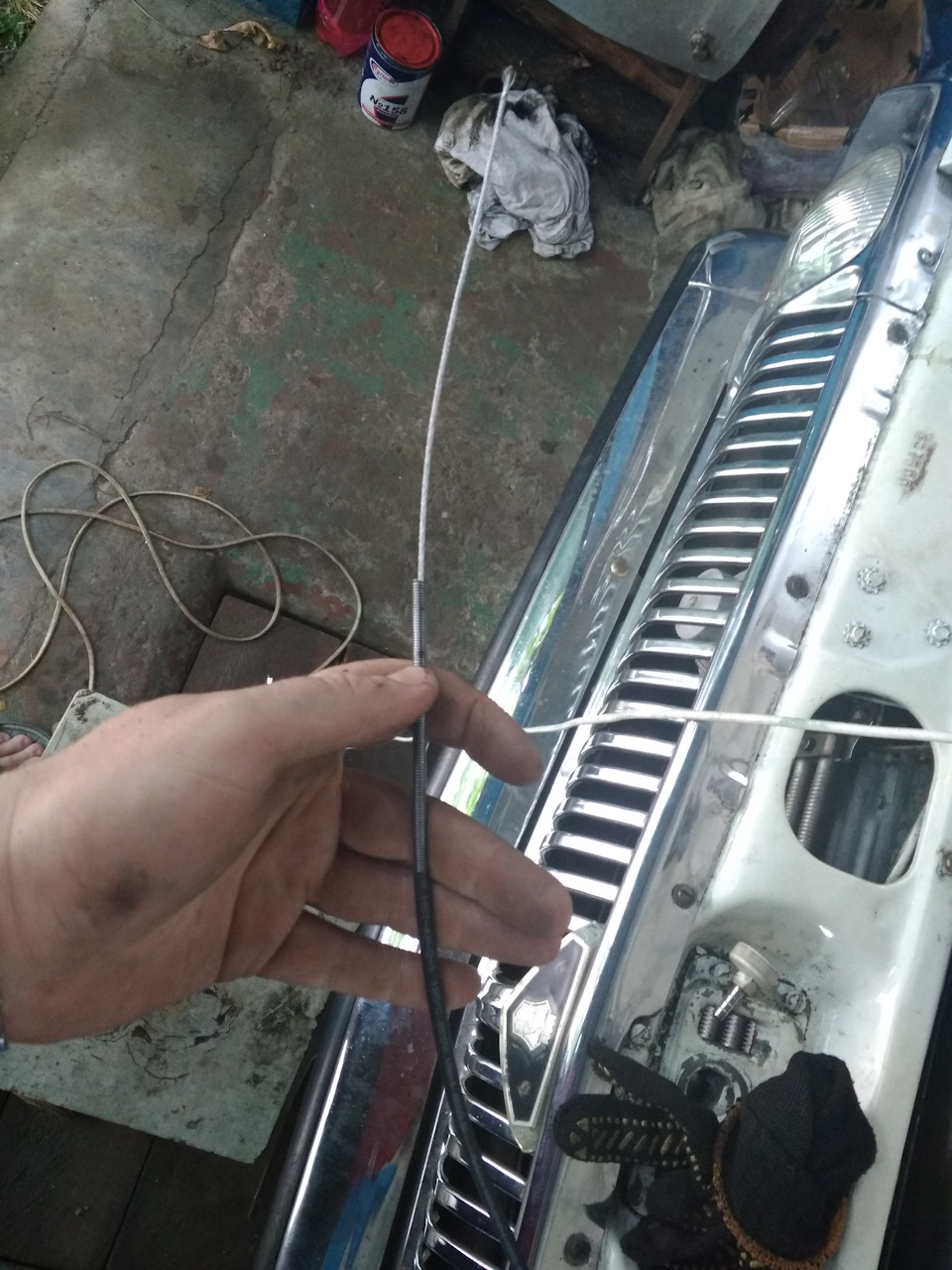 Трос педалі газу та боброва міць під капотом 4