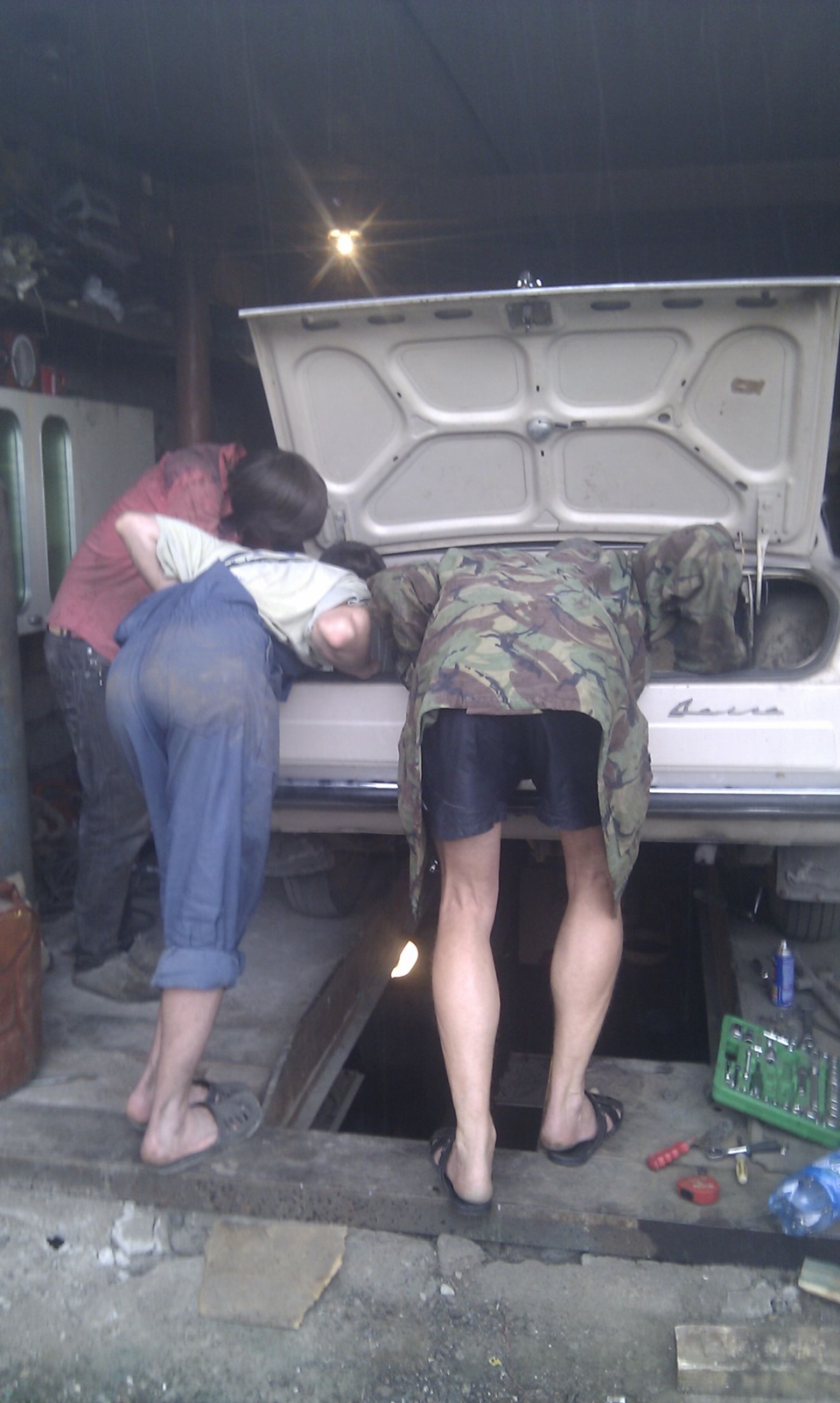 Фото установки задньої пневмопідвіски на Волгу 2
