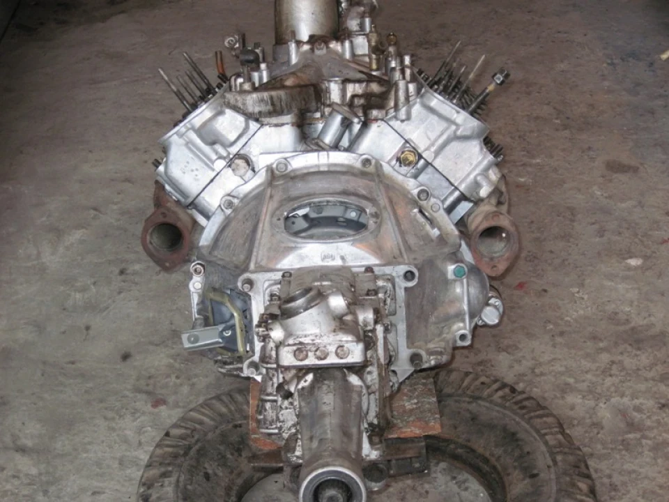 двигун V8