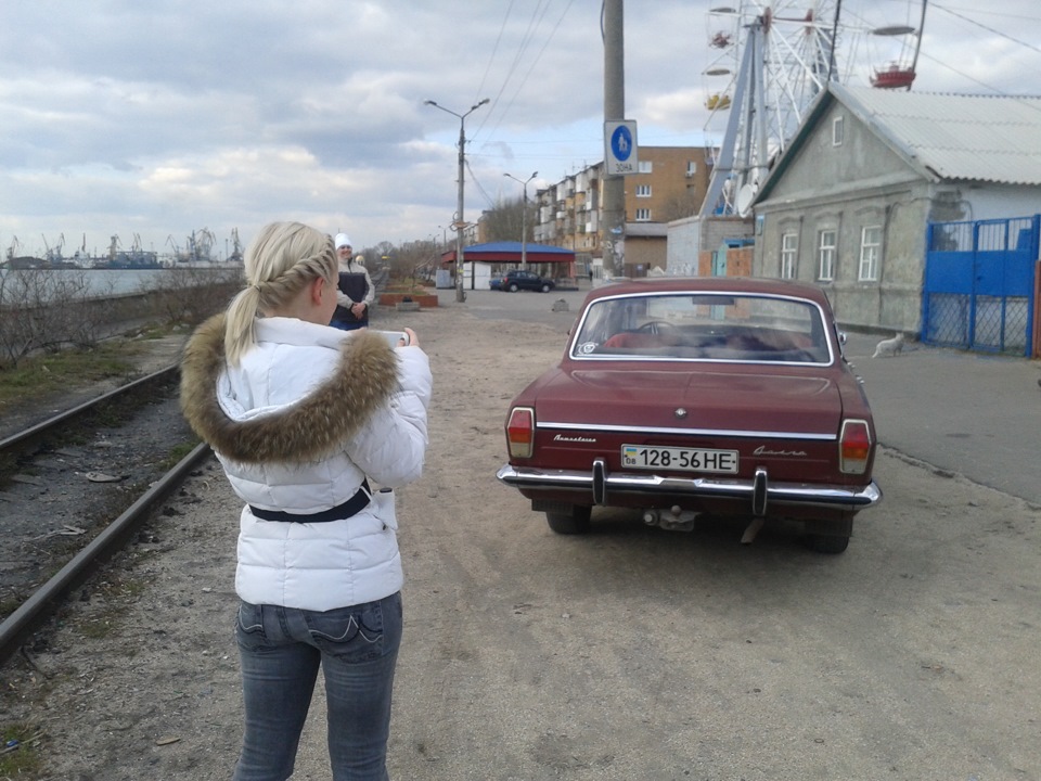 На неї звертають увагу... 2