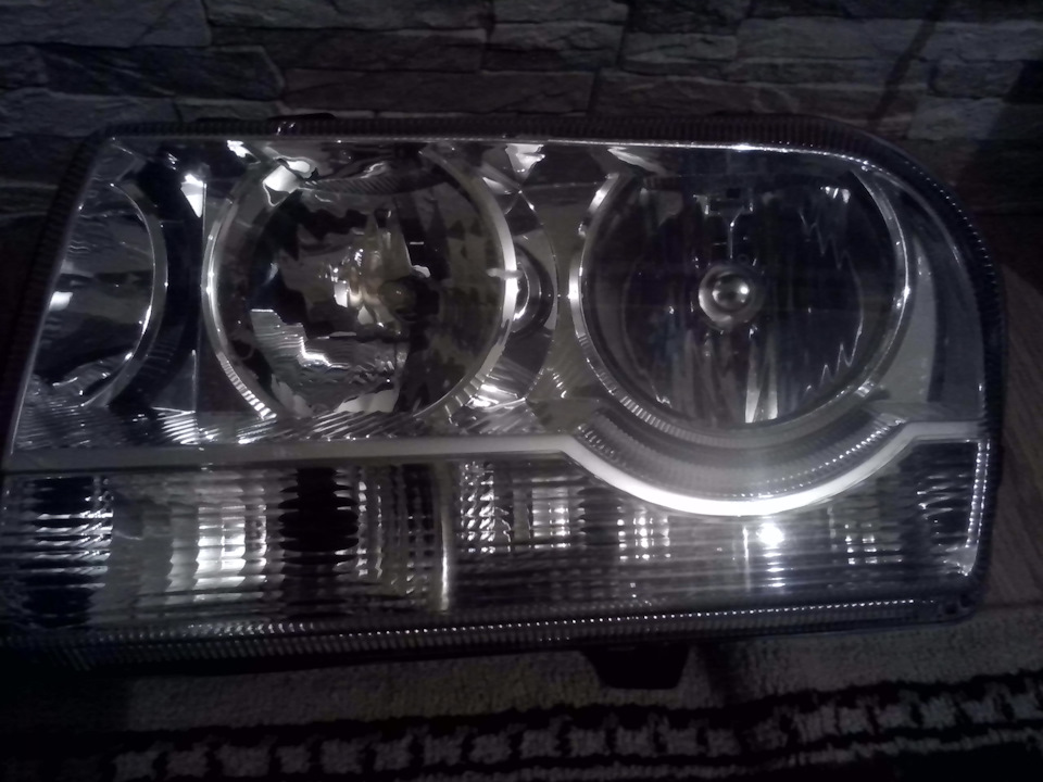 оптика від крайслер 300с 3