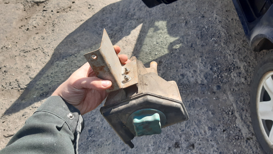Несправність розшерювального бачка ЗМЗ 406. Порушення герметичності, кипить антифриз. VOLVO - донор) 2