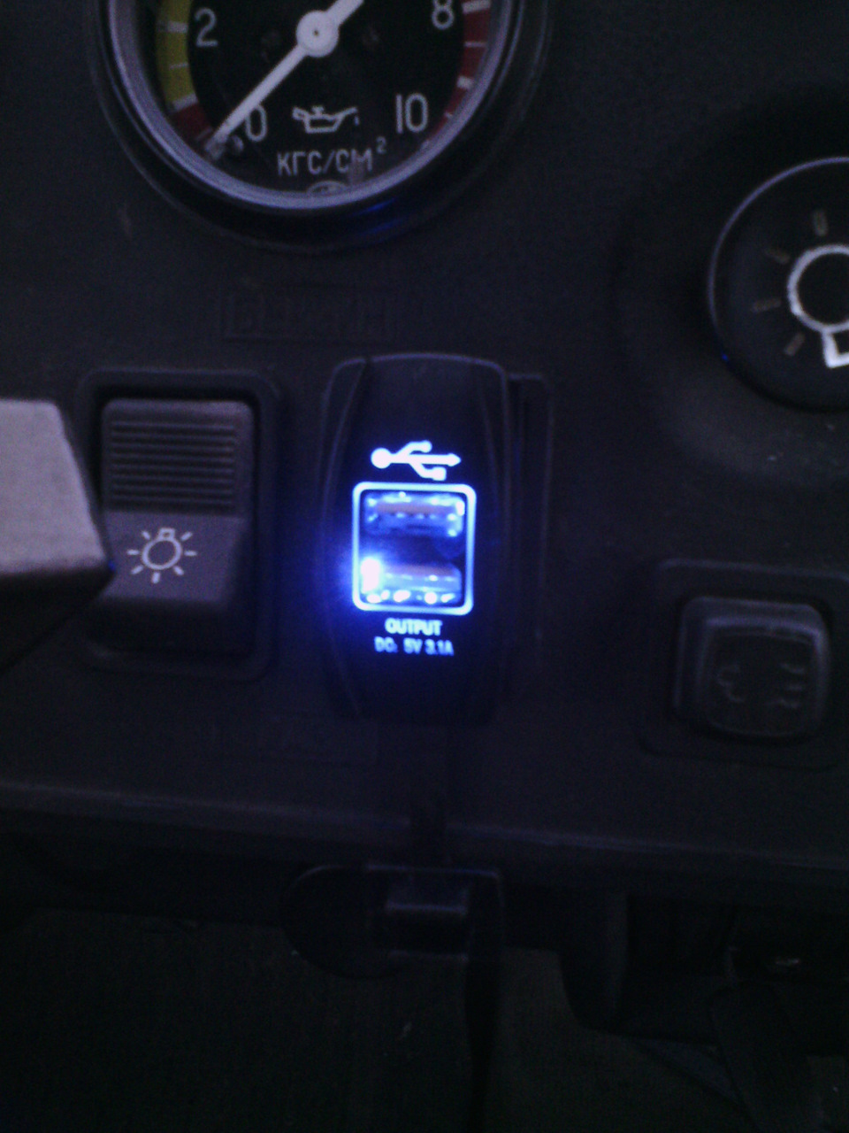 Встановив годинник та USB зарядку 5
