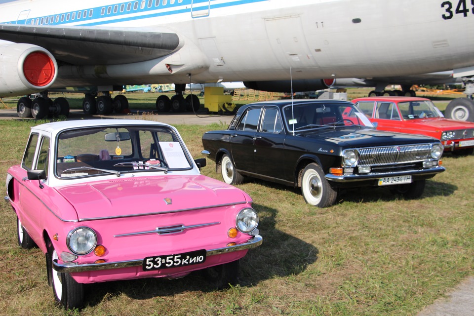 Автоекспозиція на авіавиставці 2