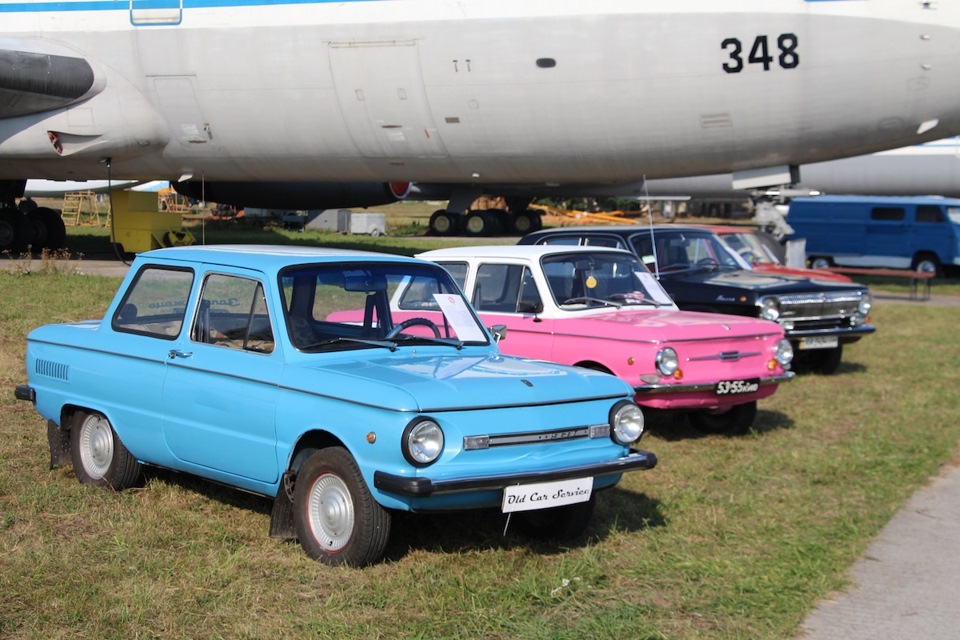 Автоекспозиція на авіавиставці 1