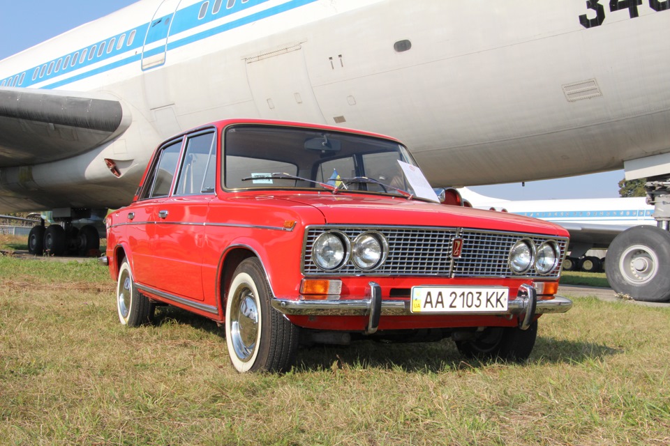 Автоекспозиція на авіавиставці 3
