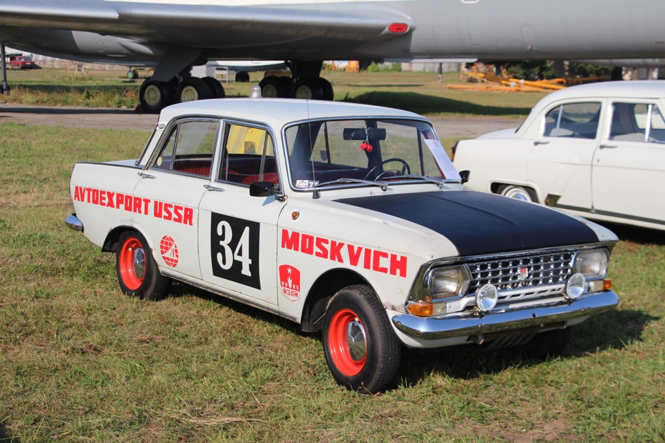 Автоекспозиція на авіавиставці 5