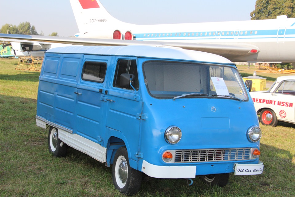 Автоекспозиція на авіавиставці 4