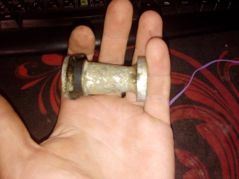 Чи змінюється цей сальник на поршні? 1