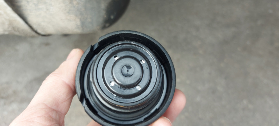 Кришка бензобака HELLA 8XY004729001 2